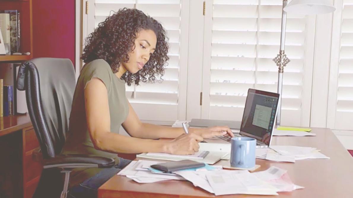 Anahtar kelime araştırması yapan dijital pazarlama uzmanı